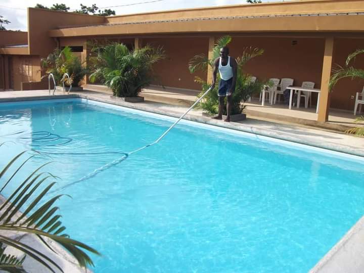 UNE GRANDE VILLA EN VENTE AU QUARTIER JAPOMA, À CÔTÉ DE '' CENTRE DES USINES DES EAUX '' UNE GRANDE VILLA EN VENTE AU QUARTIER JAPOMA, À CÔTÉ DE '' CENTRE DES USINES DES EAUX ''