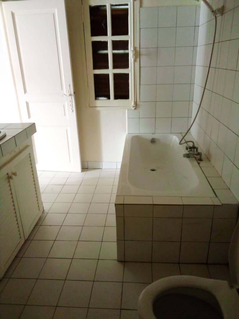 Villa basse de 4 chambres, jardin, piscine en vente a Abidjan Bietry