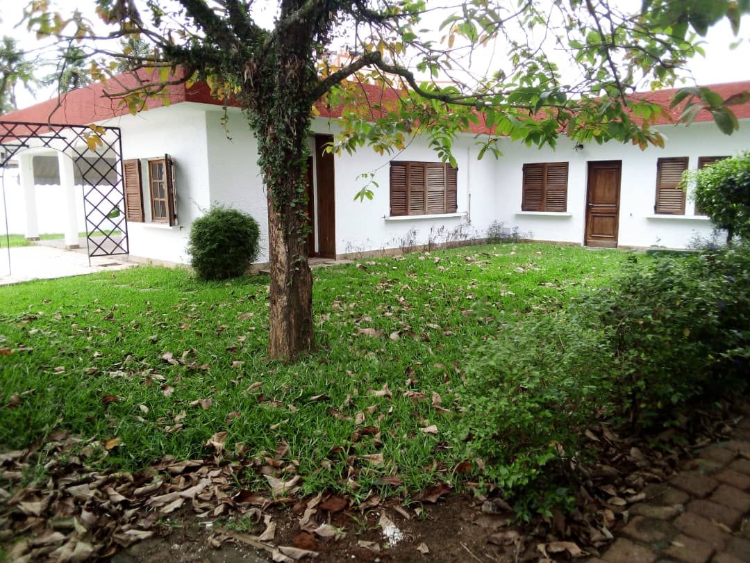 Villa basse de 4 chambres, jardin, piscine en vente a Abidjan Bietry