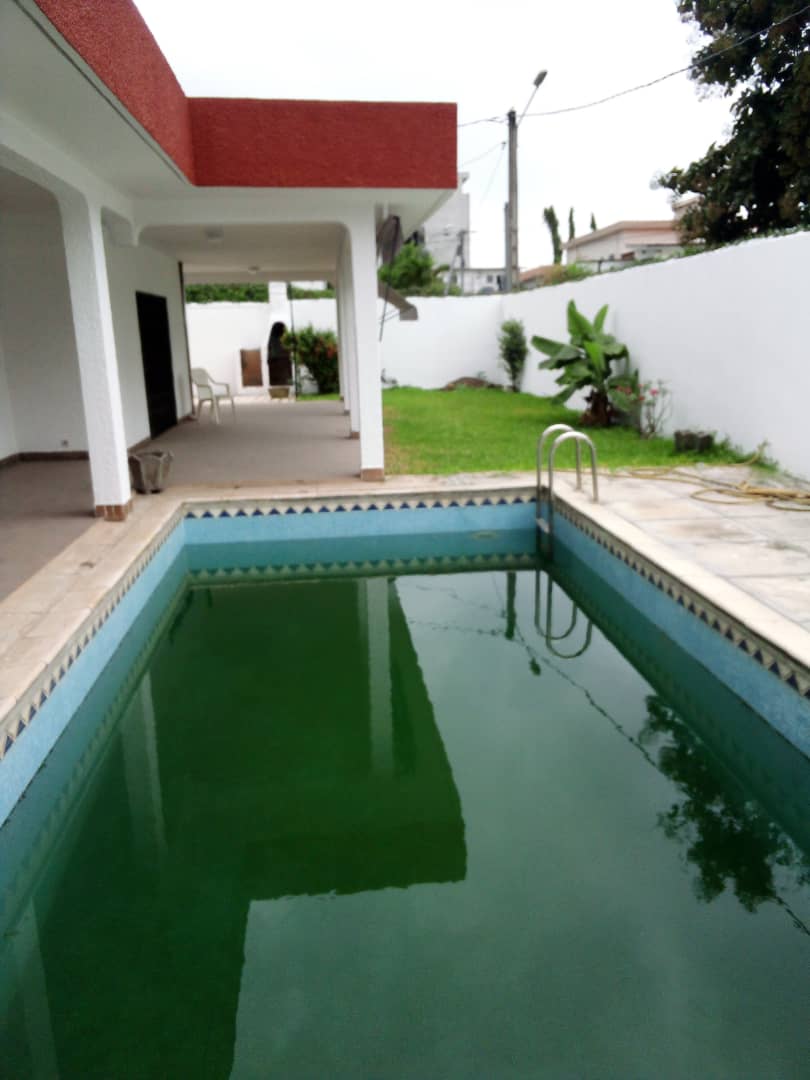 Villa basse de 4 chambres, jardin, piscine en vente a Abidjan Bietry Villa basse de 4 chambres, jardin, piscine en vente a Abidjan Bietry