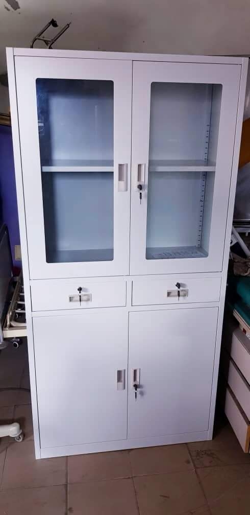 placards et étagères métalliques