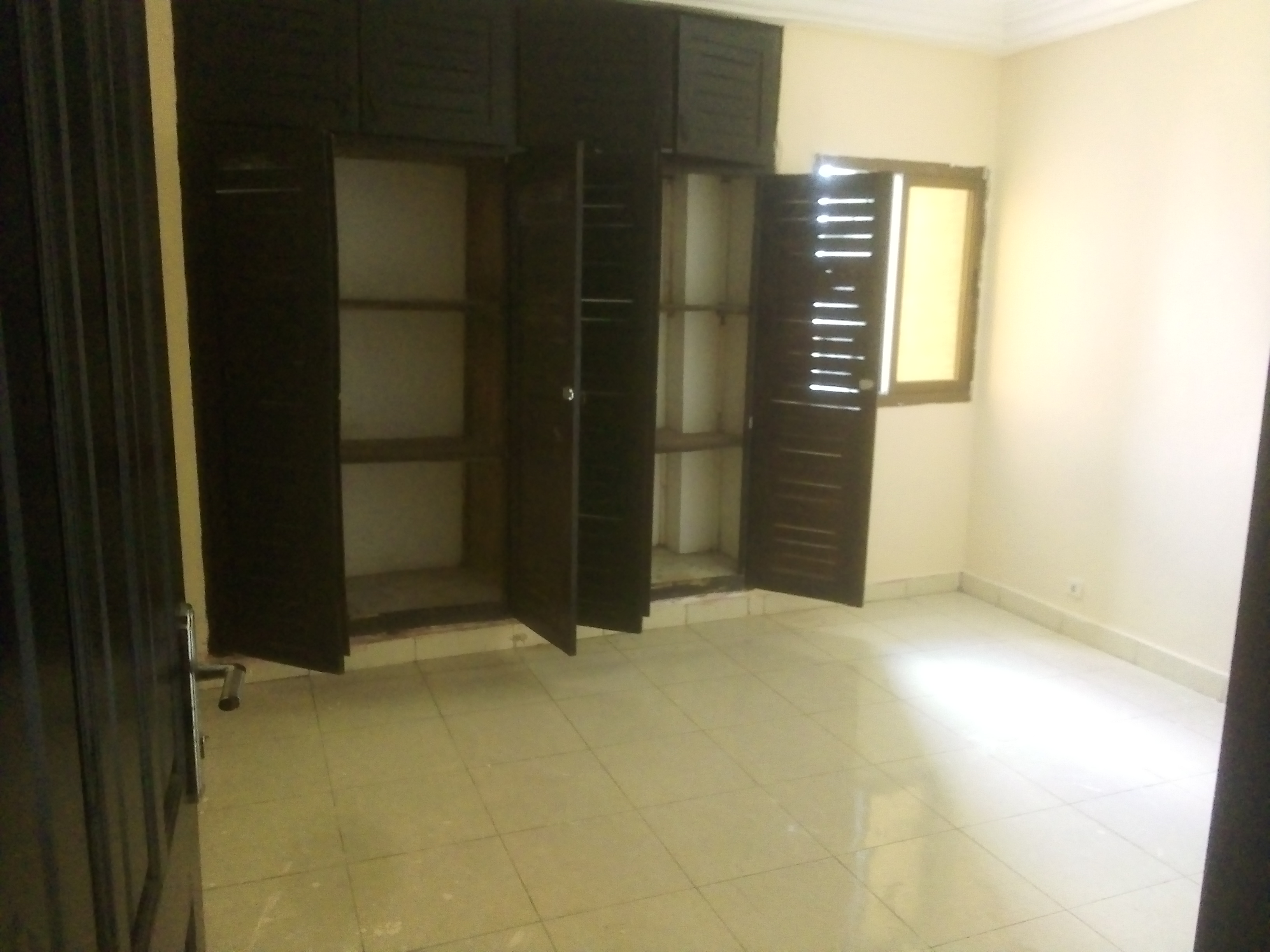 À LOUER APPARTEMENT DE 3 PIÈCES À YOPOUGON AZITO