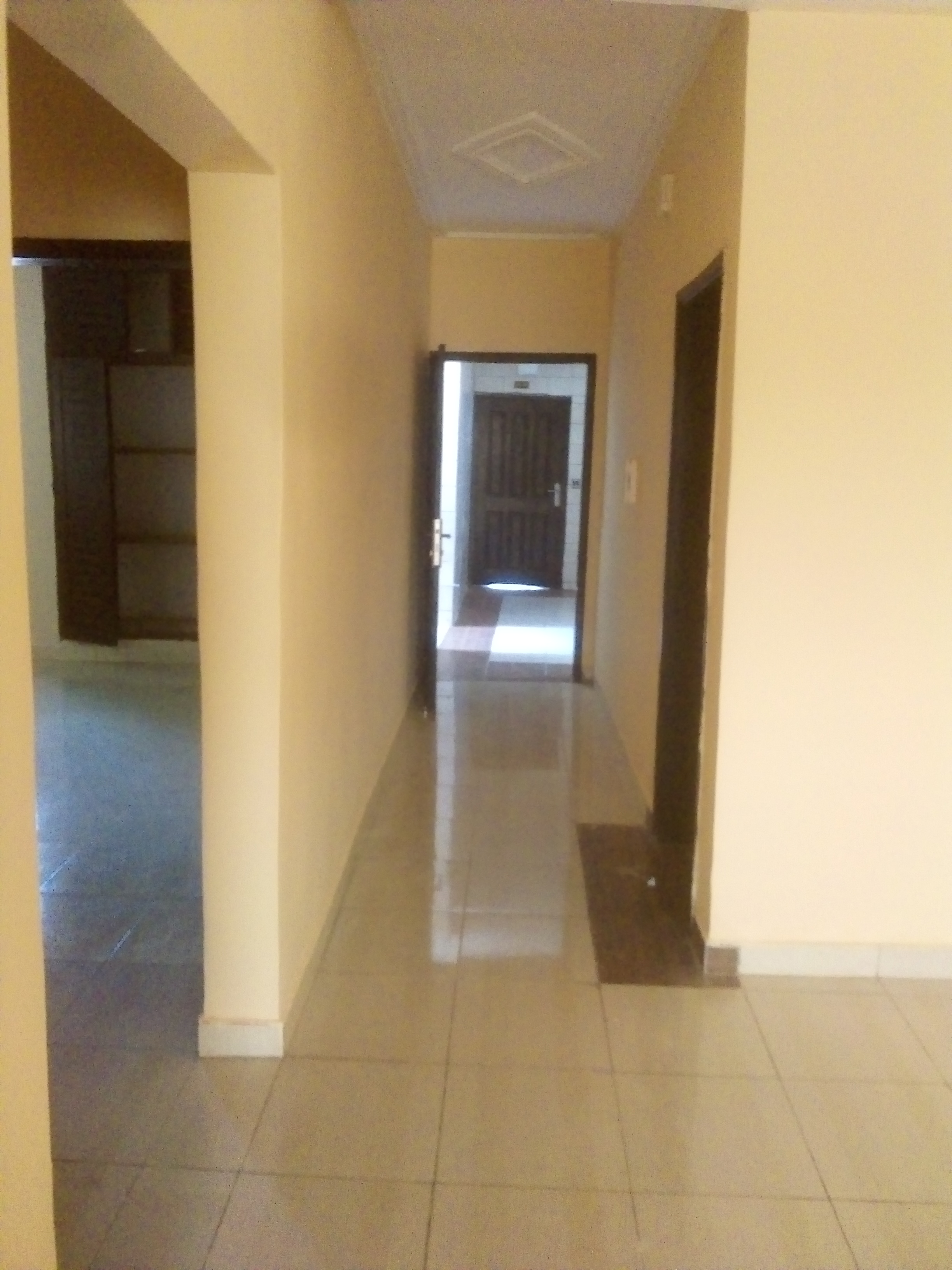 À LOUER APPARTEMENT DE 3 PIÈCES À YOPOUGON AZITO