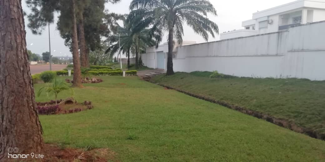 Duplex 6 pièces à yamoussoukro quartier millionnaire