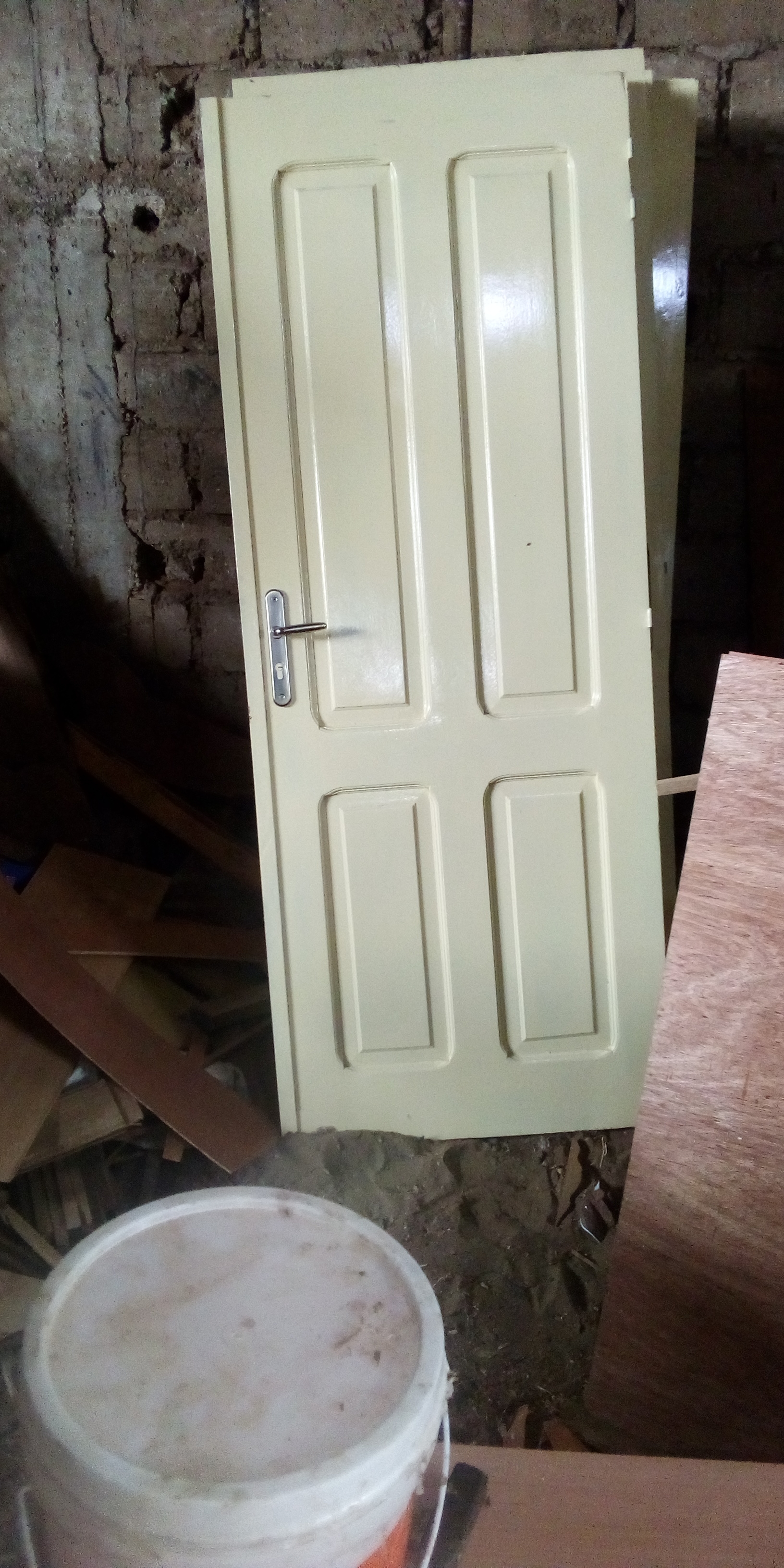 porte bois rouge et blanc et armoire