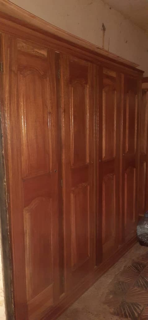 porte bois rouge et blanc et armoire