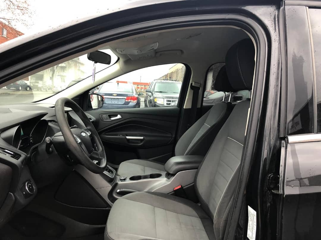 Ford Escape année 2013 automatique essance climatisé déjà dédouaner