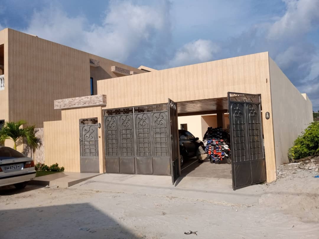 Villa sise derrière le stade de l'amitié feu Mathieu kérékou