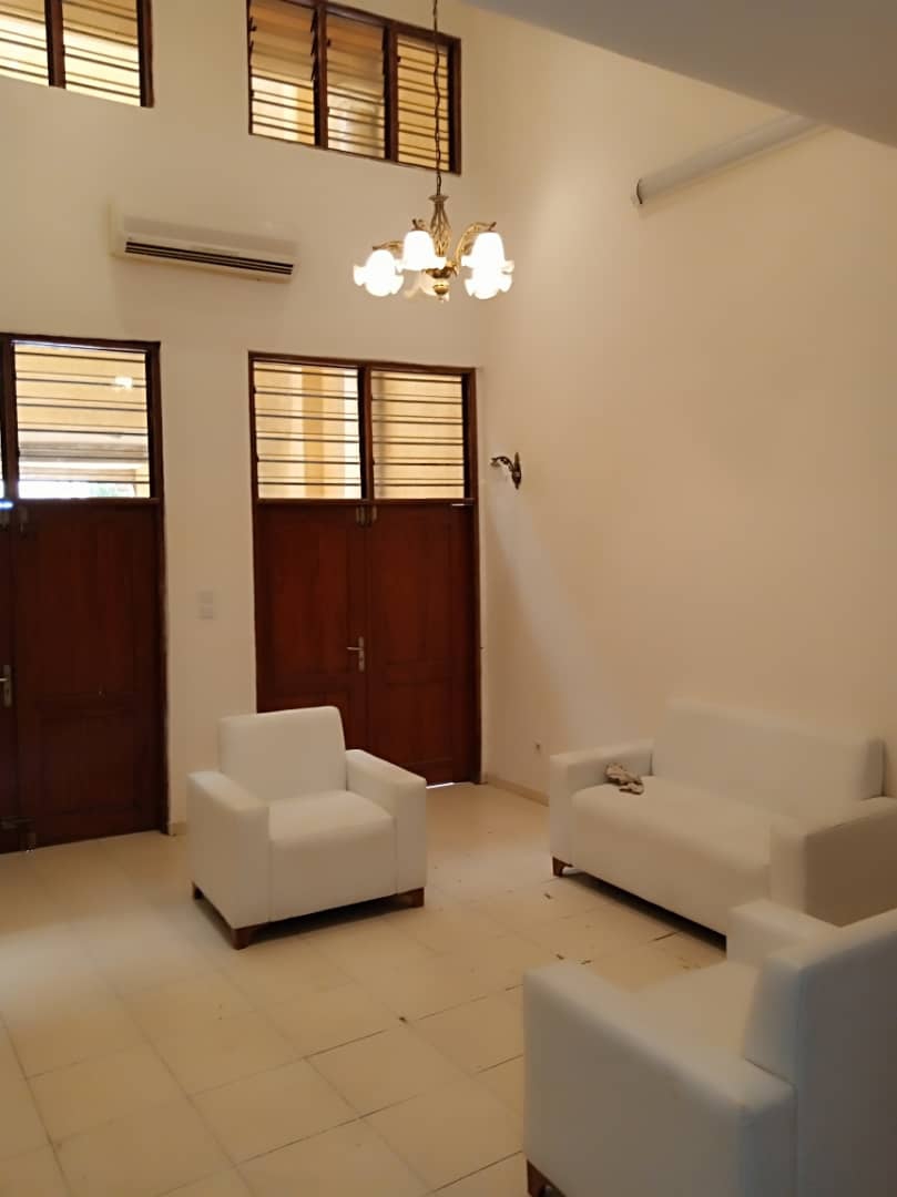 Villa sise derrière le stade de l'amitié feu Mathieu kérékou