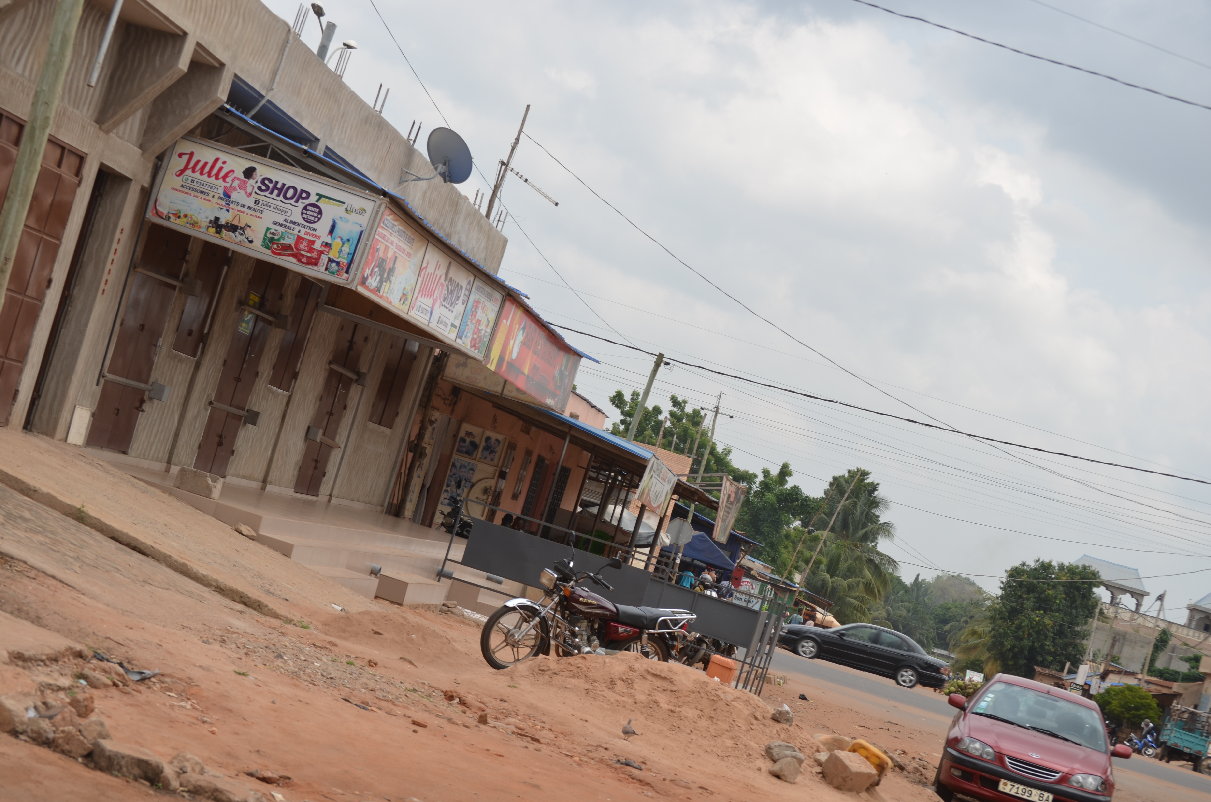 BOUTIQUE A LOUER LEO 2000