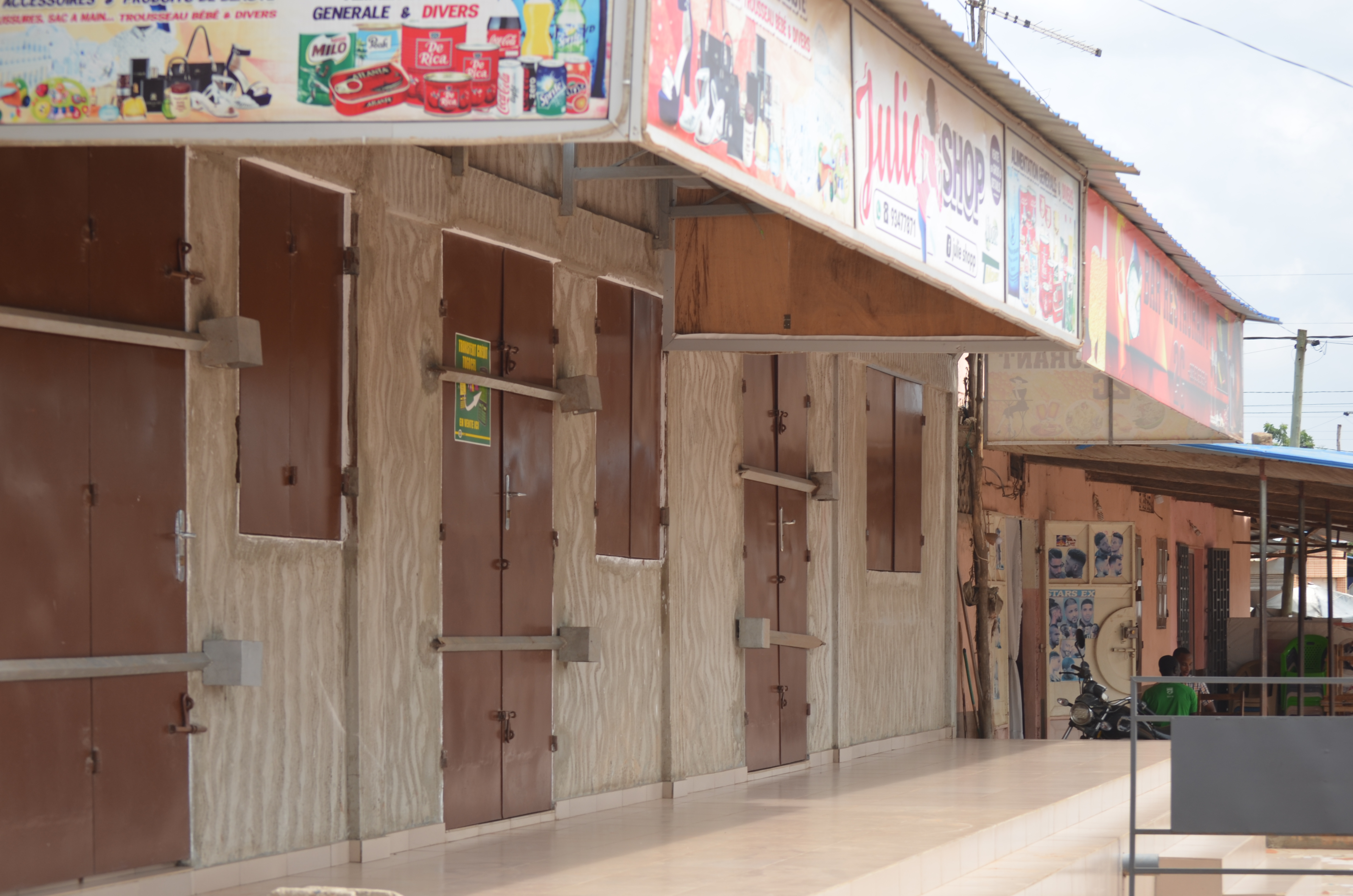 BOUTIQUE A LOUER LEO 2000