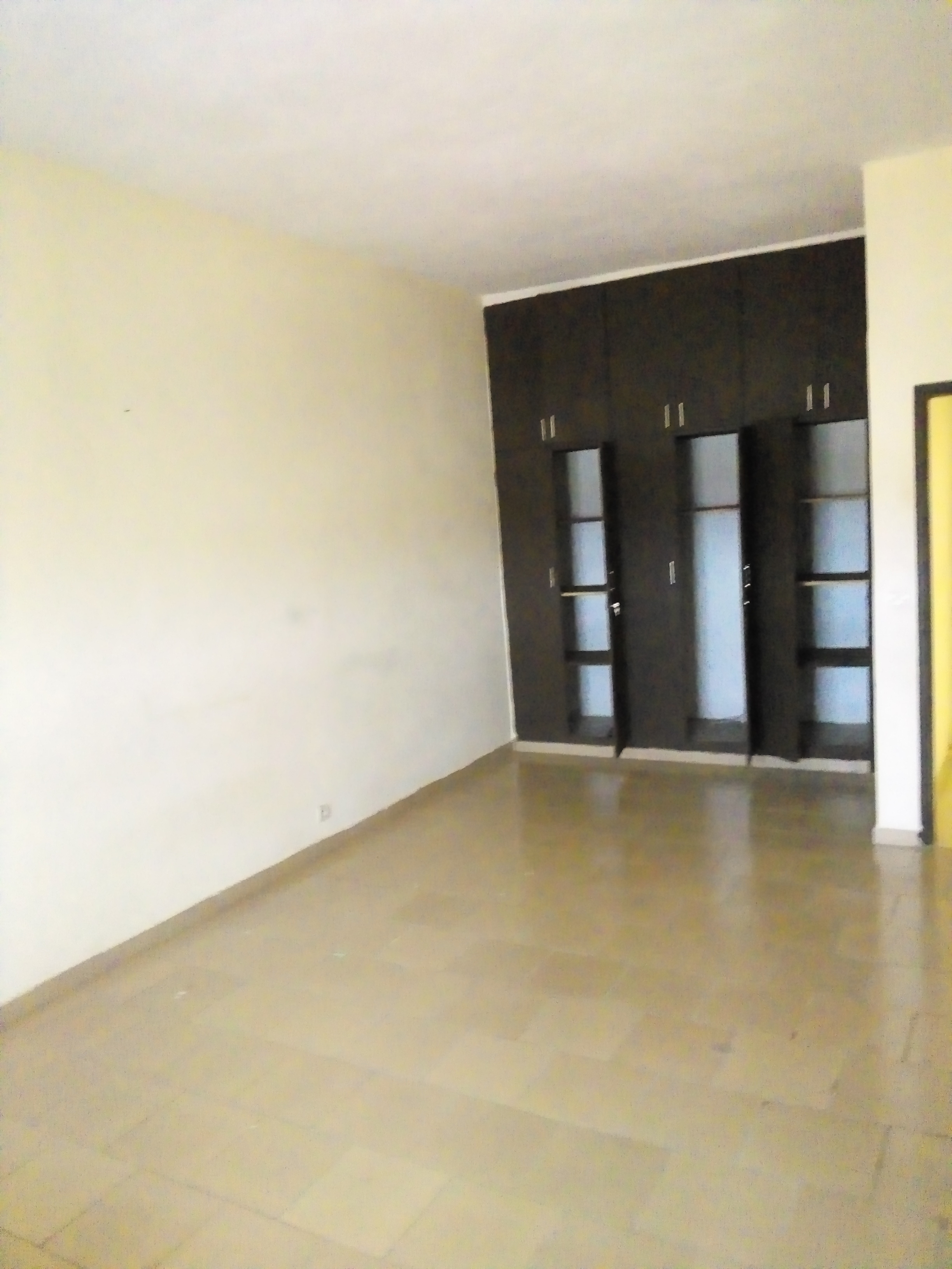 3pieces en location.a Cocody Riviera plamerais st viateur.