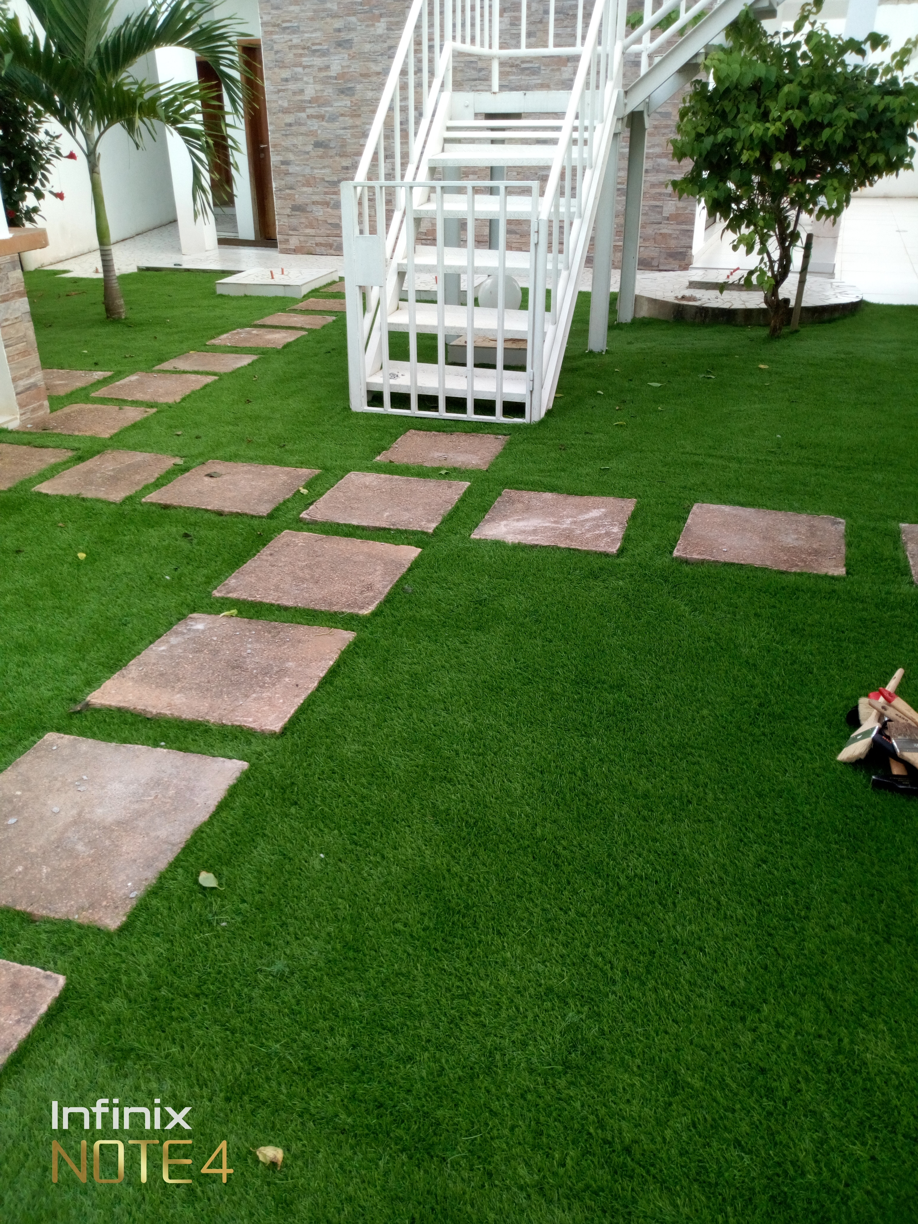 Spécialiste de pose et construction des aires de jeux en gazon synthétique.