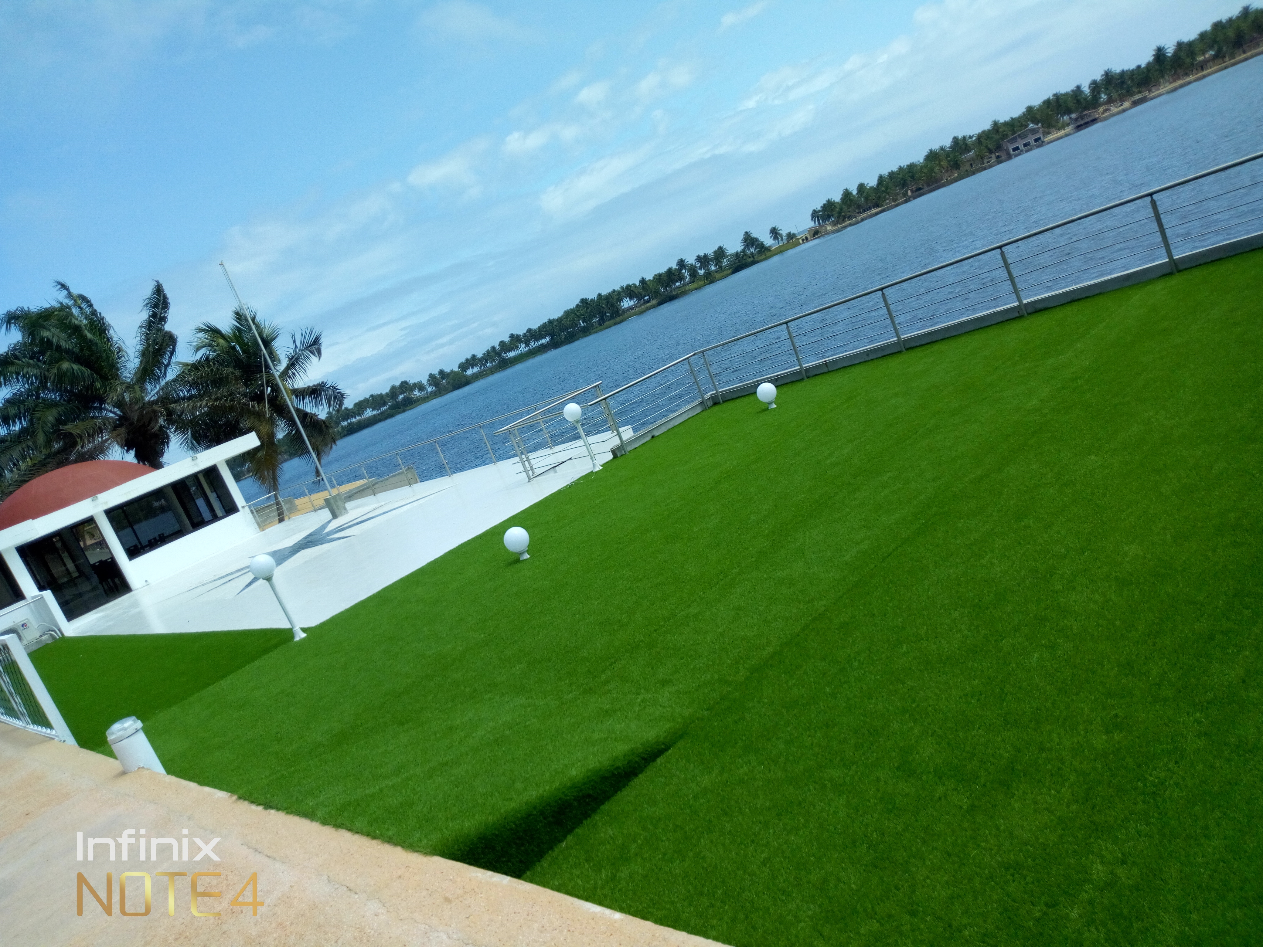 Spécialiste de pose et construction des aires de jeux en gazon synthétique.