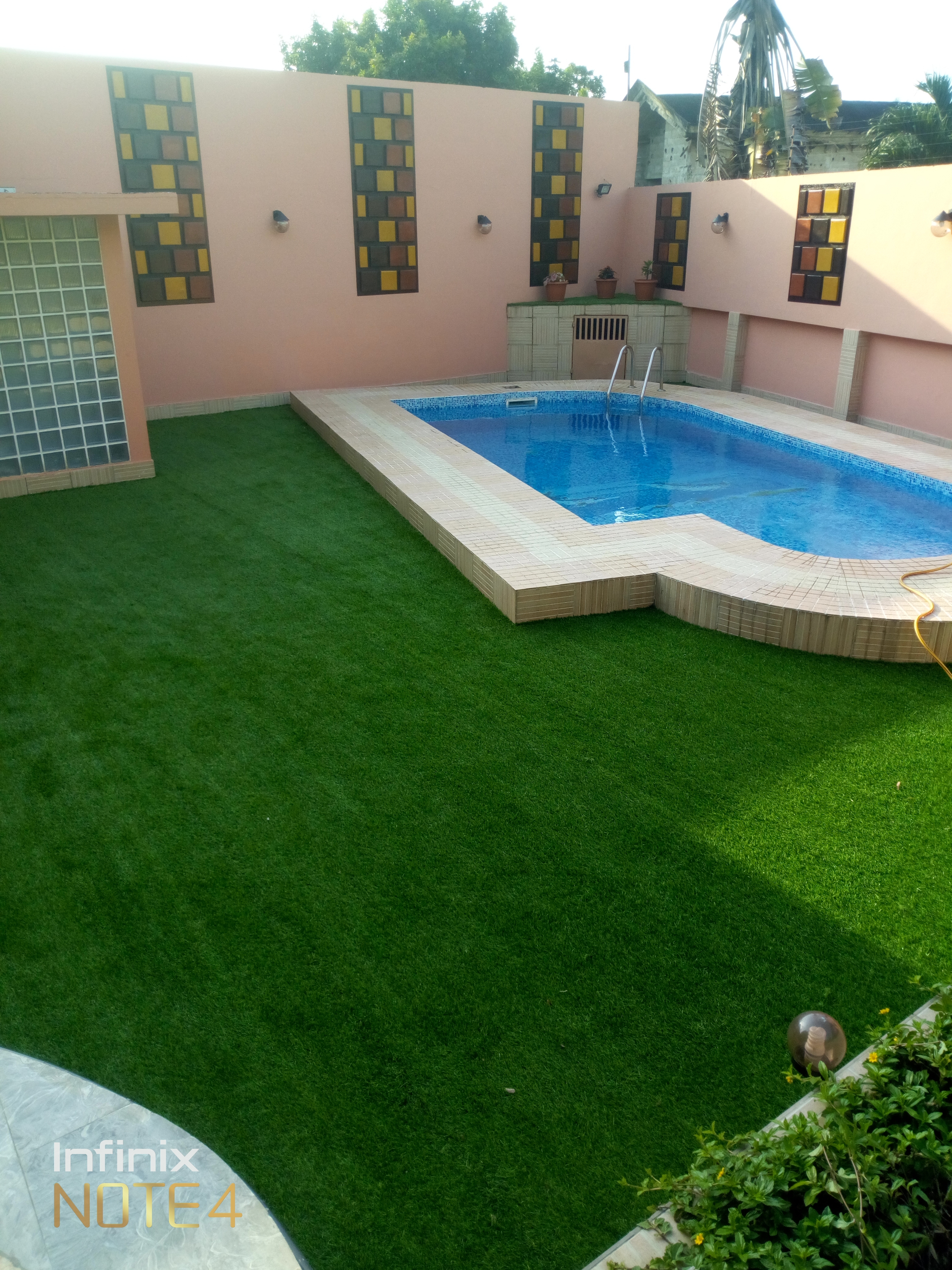 Spécialiste de pose et construction des aires de jeux en gazon synthétique.