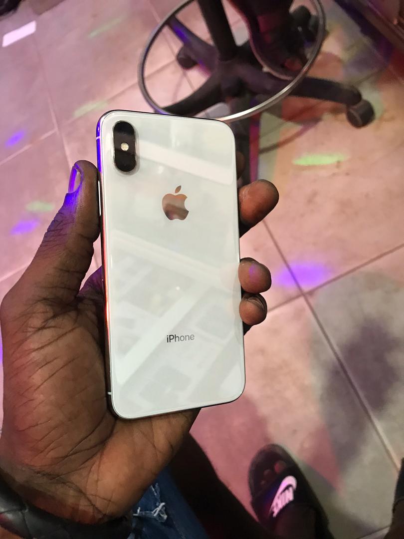 IPhone X 64Go venant