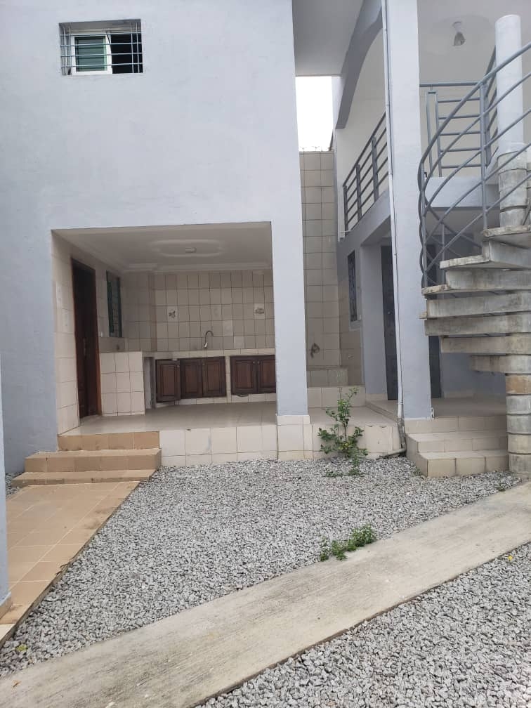 a'loure duplex de 5pieces à la rivière bonoumi dans la citte abri 2000