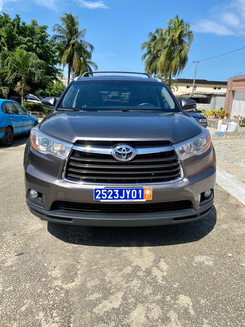 TOYOTA HIGHLANDER ANNÉE 2017 NEUF AUTOMATIQUE RAPIIIIIIIIDE TOYOTA HIGHLANDER ANNÉE 2017 NEUF AUTOMATIQUE RAPIIIIIIIIDE