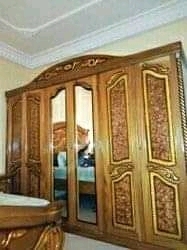 armoire et porte et salons