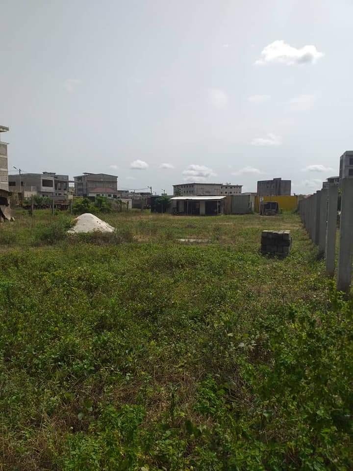 un de terrain de 600m2 en vente