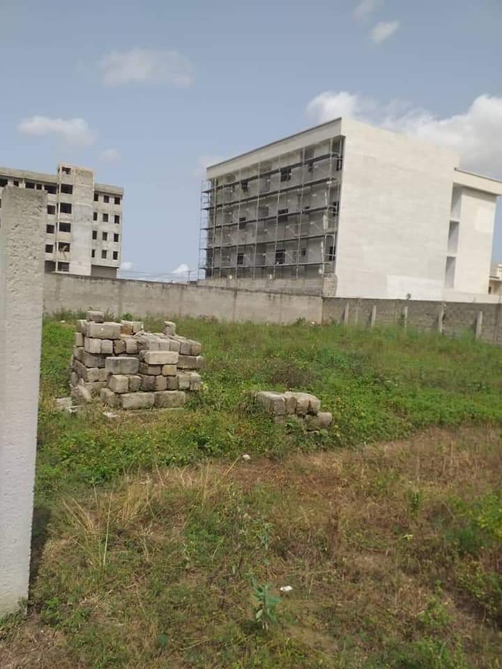 un de terrain de 600m2 en vente