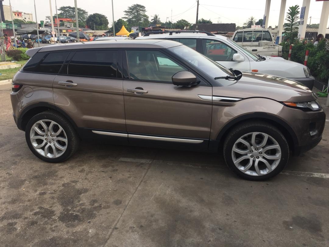 UNE RANG ROVER ÉVOQUE HORS SÉRIE