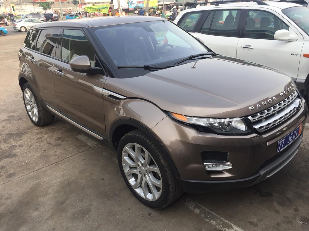 UNE RANG ROVER ÉVOQUE HORS SÉRIE