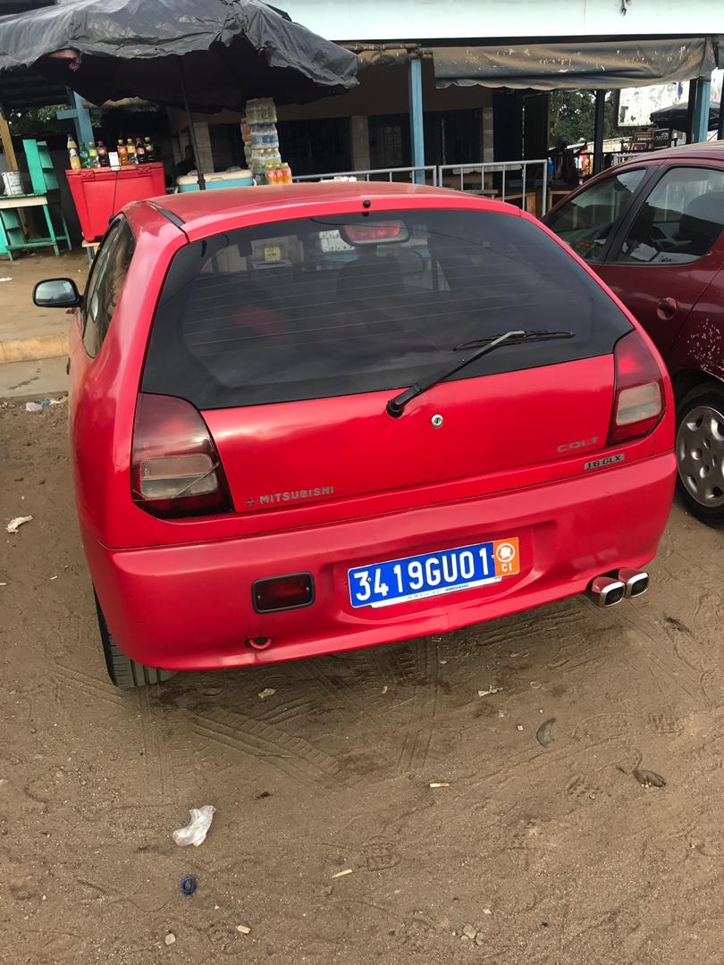 UNE MITSUBISHI COLT UNE MITSUBISHI COLT