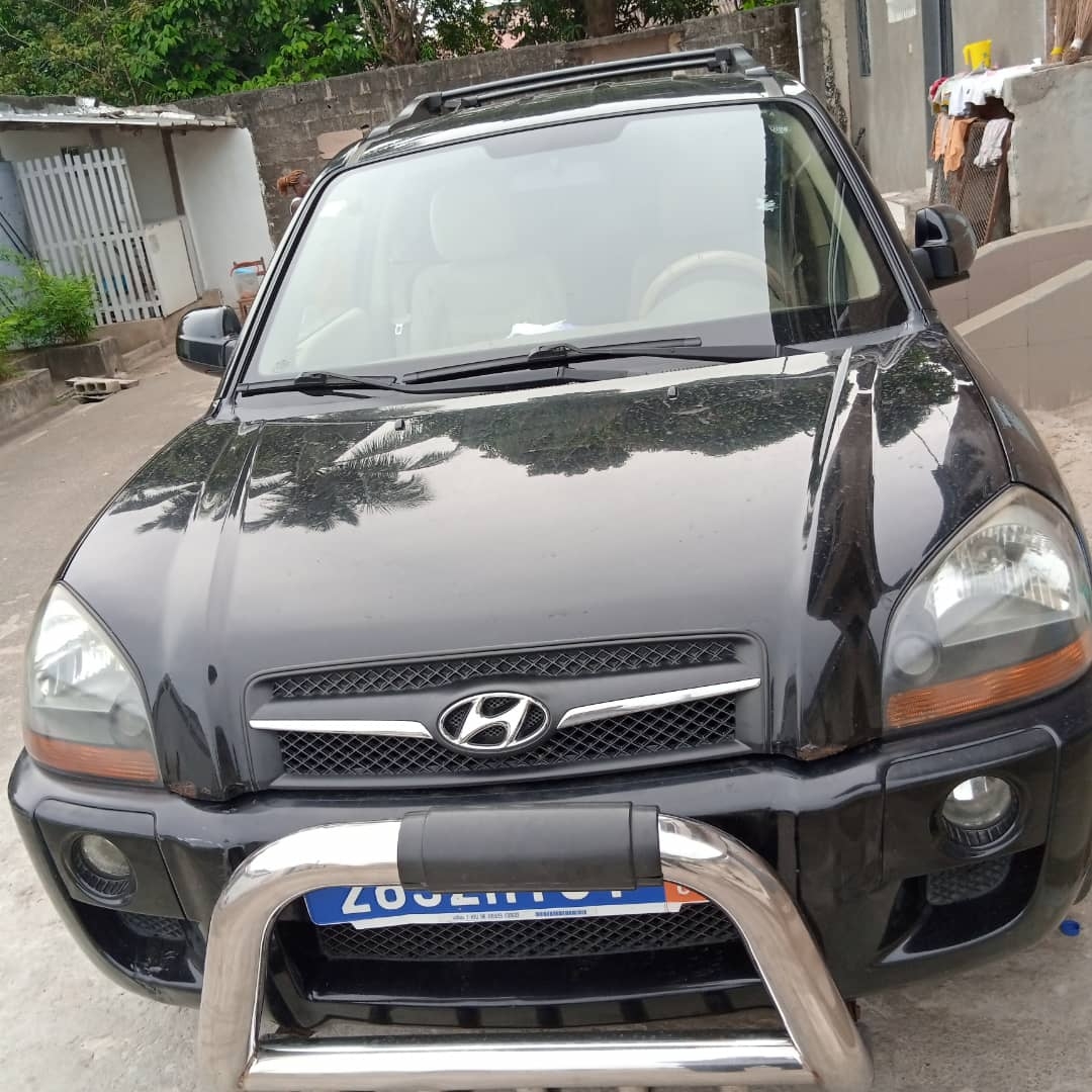 UNE HYUNDAI MODÈLE TUCSUN, BOITE AUTOMATIQUE UNE HYUNDAI MODÈLE TUCSUN, BOITE AUTOMATIQUE