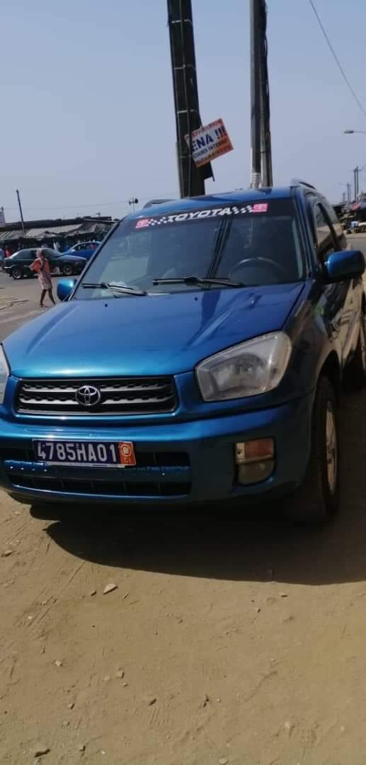 UNE RAV4 TROIS PORTIÈRES , IMPECCABLE UNE RAV4 TROIS PORTIÈRES , IMPECCABLE