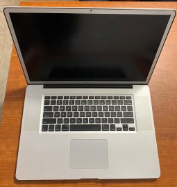 MacBook Pro Core i7 17 pouces 2011• 8G RAM • 512G HDD