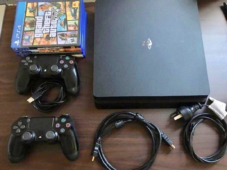 Ps4 Slim - 1 manette - 1 CD Ps4 Slim - 1 manette - 1 CD