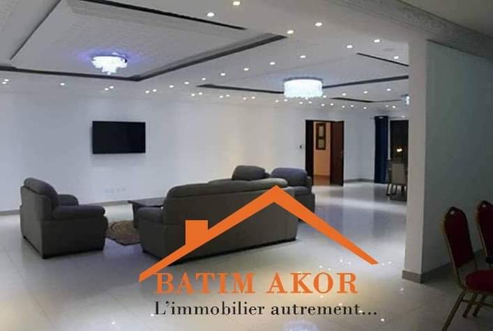 MAGNIFIQUE TRIPLEX DE 18 PIÈCES HAUT STANDING EN VENTE