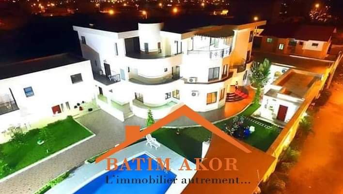 MAGNIFIQUE TRIPLEX DE 18 PIÈCES HAUT STANDING EN VENTE MAGNIFIQUE TRIPLEX DE 18 PIÈCES HAUT STANDING EN VENTE