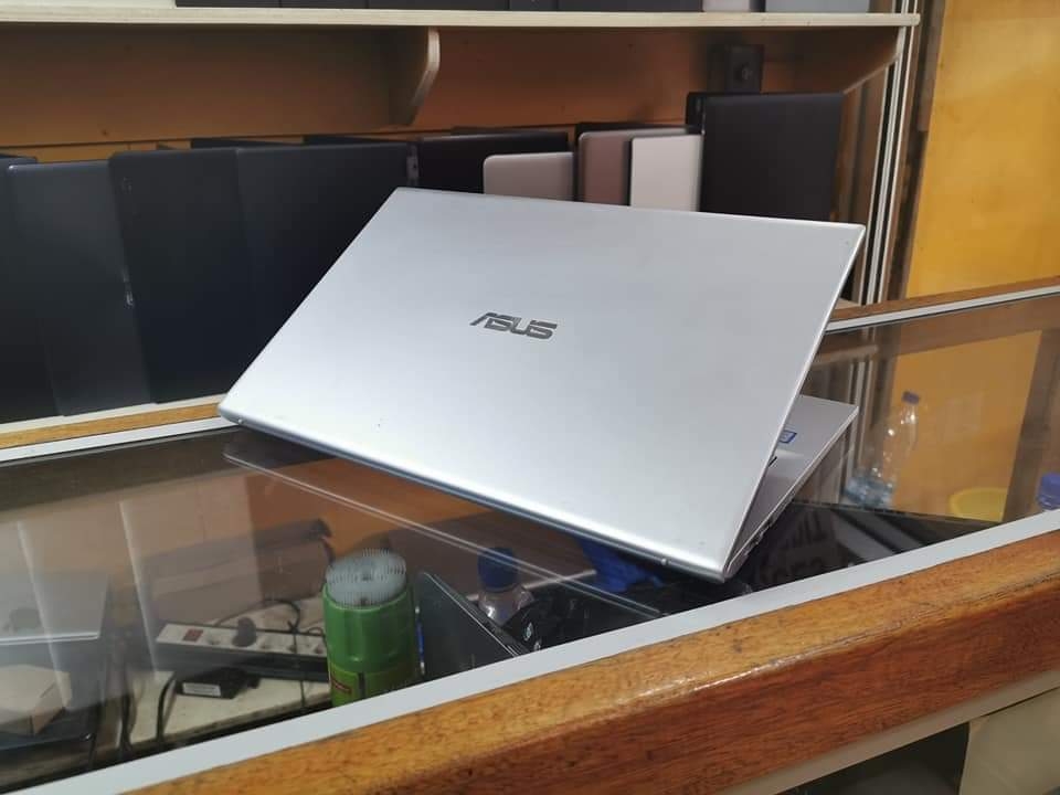 Asus Vivobook Core i5 dis 512GB ssd 8GB ram