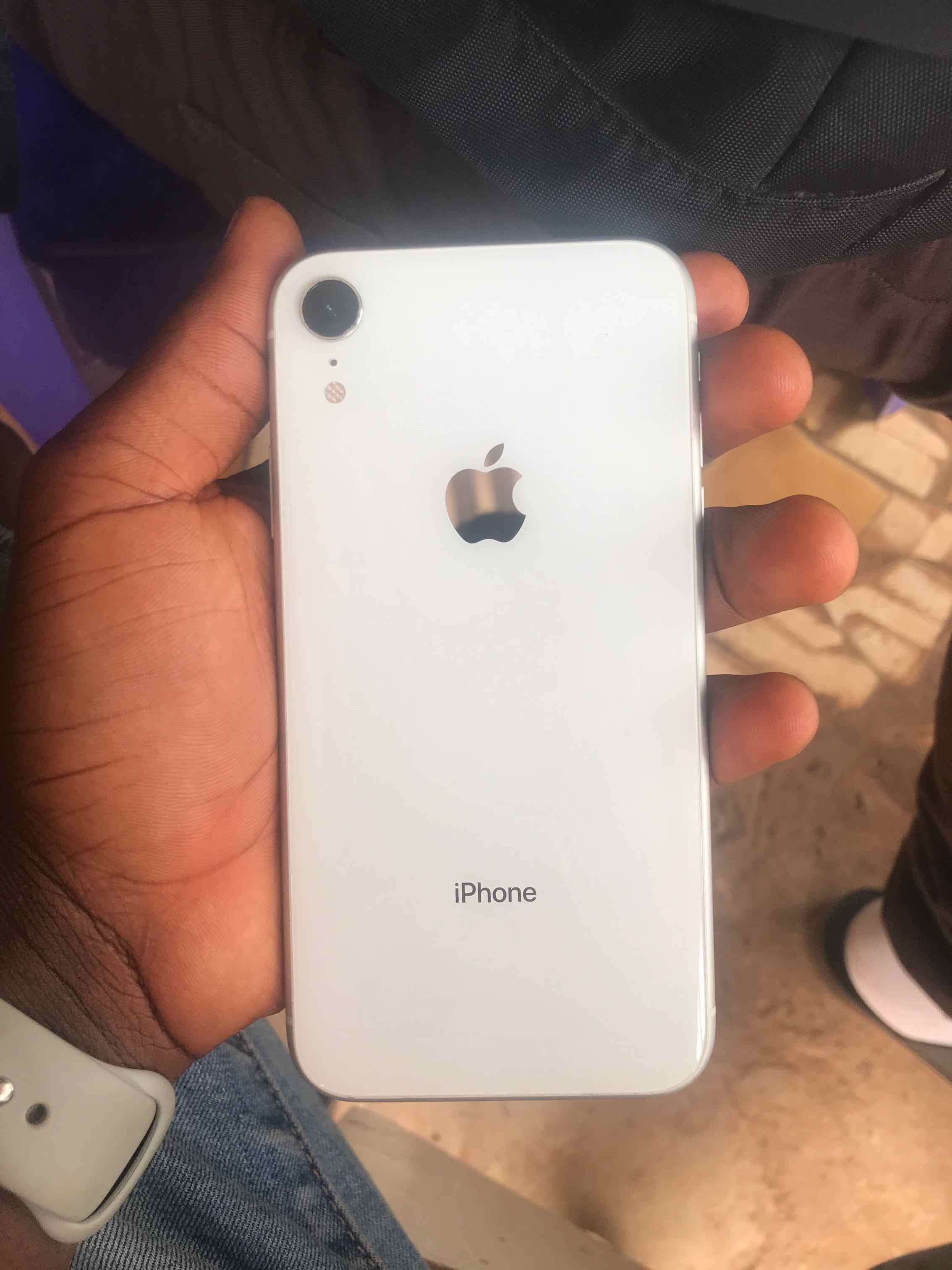 Apple iPhone XR Apple iPhone XR