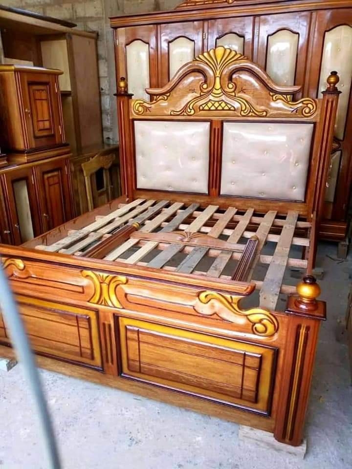 salons 7 place vente es travail ou bien pour réparer appel ou WhatsApp où une lit