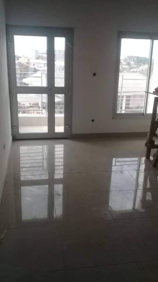 APPARTEMENTS ET STUDIOS NEUFS BORDURE DE ROUTE À LOUER À DOUALA CITÉ DES PALMIERS