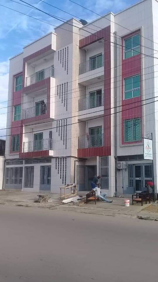 APPARTEMENTS ET STUDIOS NEUFS BORDURE DE ROUTE À LOUER À DOUALA CITÉ DES PALMIERS