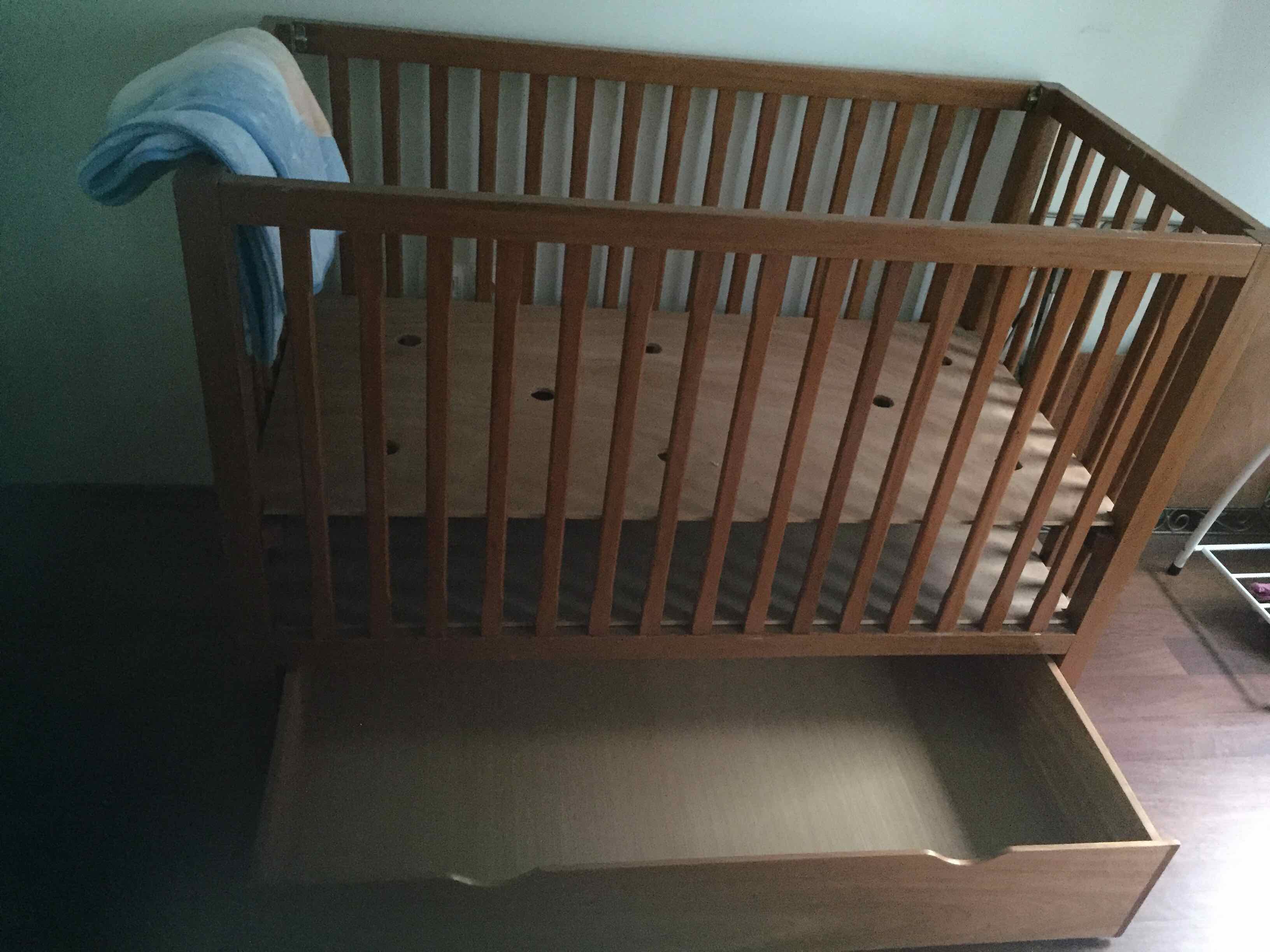 Ensemble lit pour bébé +table à langer + étagère murale