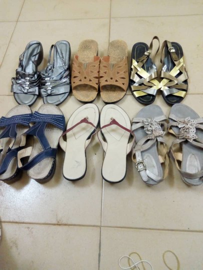 Table à manger / Robes/ Chaussures femme