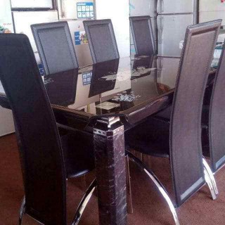 Table à manger / Robes/ Chaussures femme