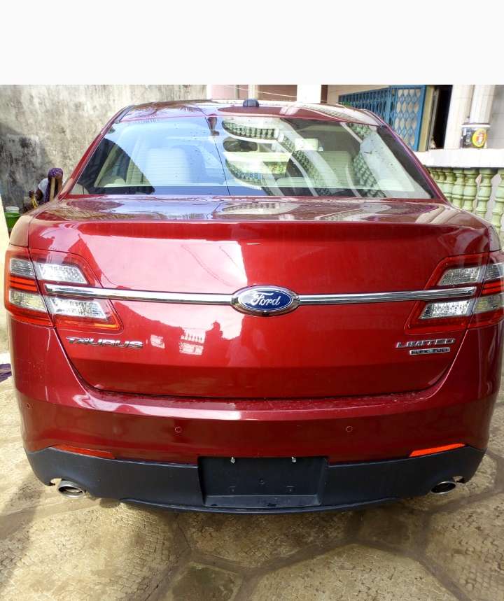 Ford Taurus  2015