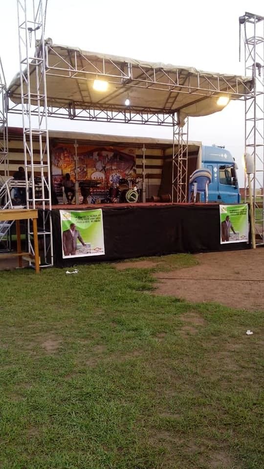 LOCATION CAMION PODIUM ET PARADE