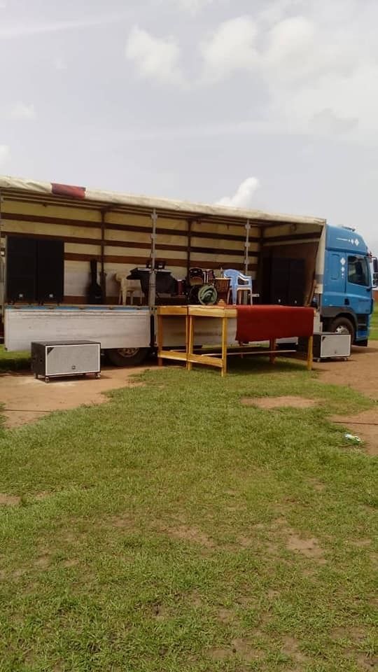 LOCATION CAMION PODIUM ET PARADE