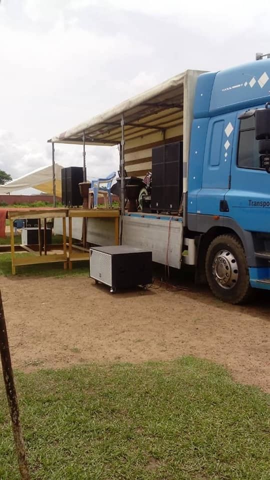 LOCATION CAMION PODIUM ET PARADE