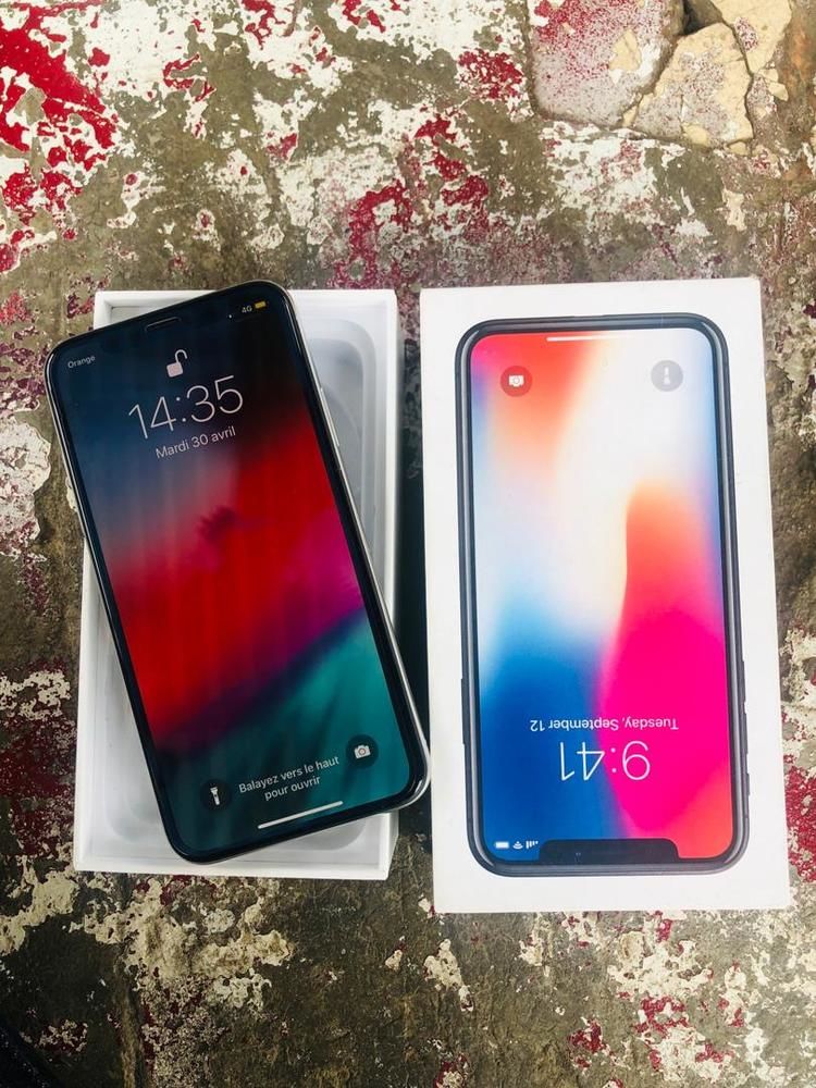 IPhone X Quasiment Neuf super propre 64 Go Couleur Blanche Disponible Avec le Carton Le Chargeur Tres Bon Prix