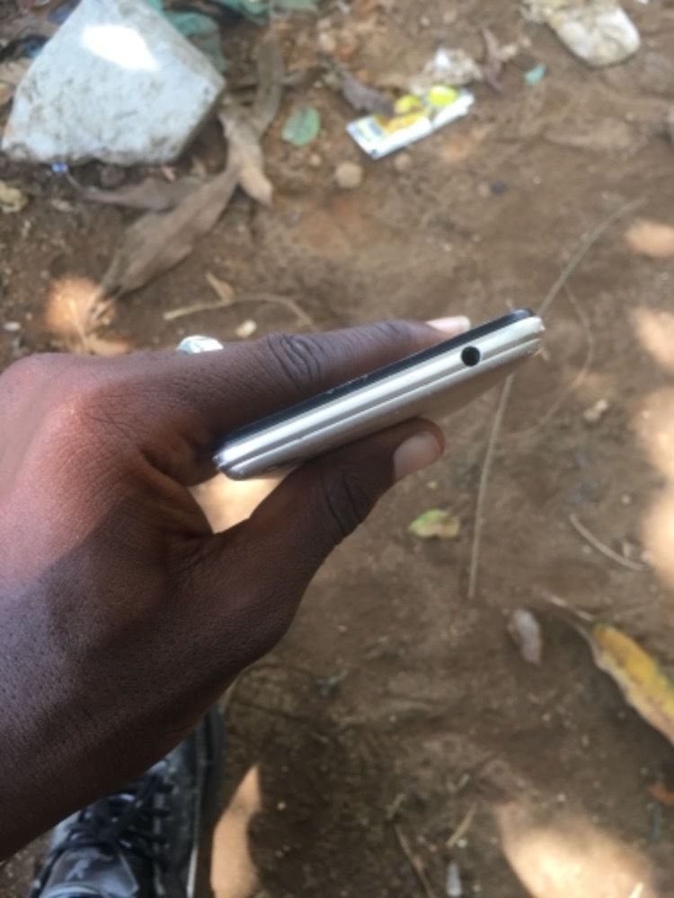 TECNO Téléphone WX3 Androïd très bonne là batterie