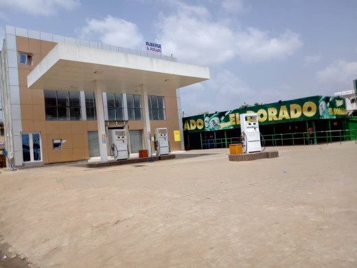 Station d'essence - immeuble - bar - Lomé