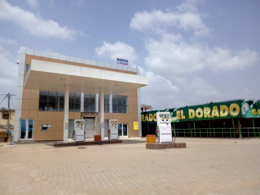 Station d'essence - immeuble - bar - Lomé